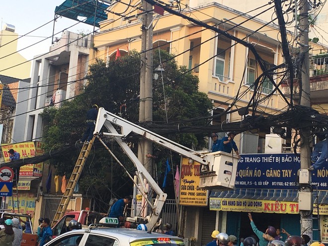 Dây điện như mạng nhện trước cổng Công an phường bất ngờ bốc cháy khiến hàng trăm người dân hoảng loạn - Ảnh 2.