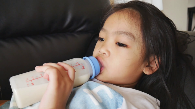 Các bác sĩ cảnh báo: Sữa công thức chứa quá nhiều đường và không cần thiết cho trẻ biết đi - Ảnh 3.