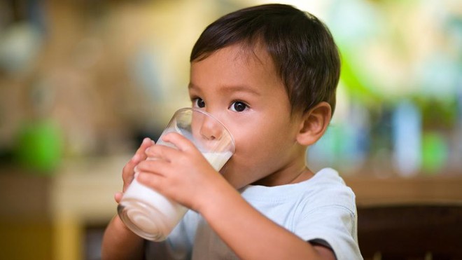 Các bác sĩ cảnh báo: Sữa công thức chứa quá nhiều đường và không cần thiết cho trẻ biết đi - Ảnh 1.