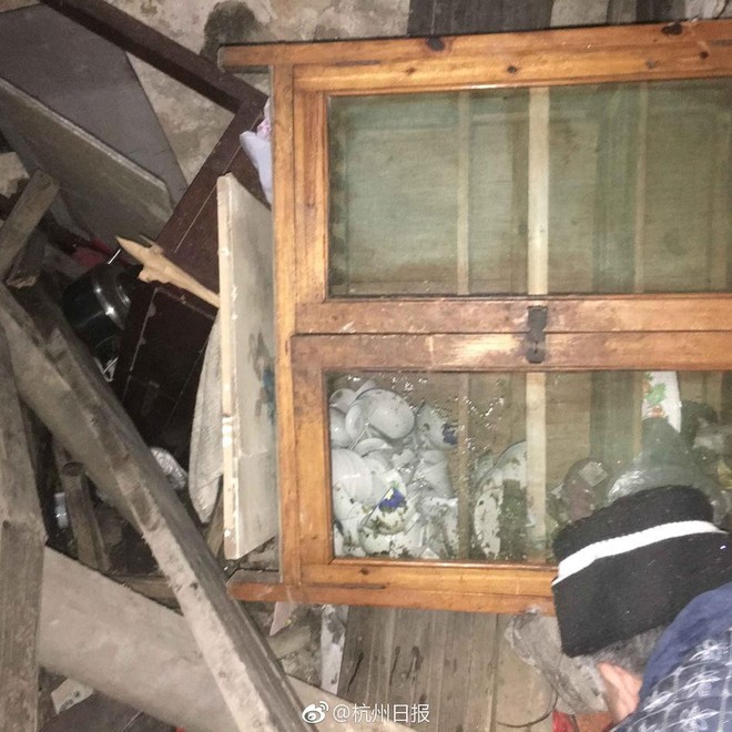 Chụp ảnh lưu niệm trước khi căn nhà cổ bị phá dỡ, 6 người trong nhà bất ngờ bị mắc kẹt bên trong - Ảnh 2.