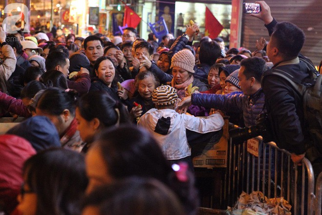 Chùm ảnh: Hàng nghìn người dân đổ về chùa Phúc Khánh cúng sao giải hạn đầu năm - Ảnh 1.
