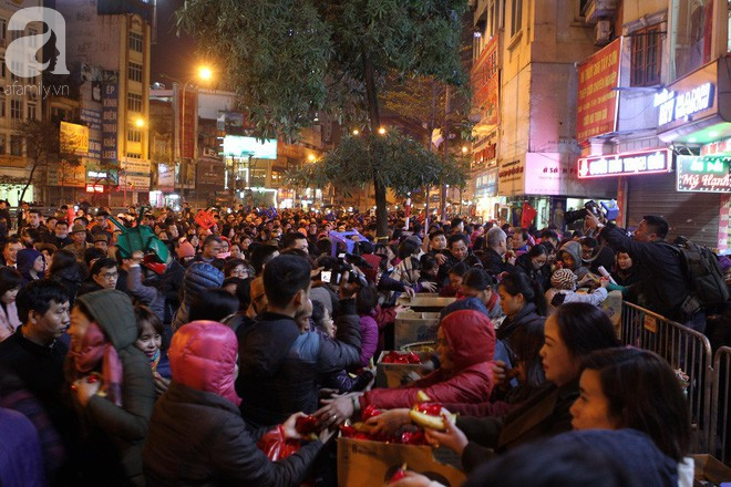 Chùm ảnh: Hàng nghìn người dân đổ về chùa Phúc Khánh cúng sao giải hạn đầu năm - Ảnh 6.
