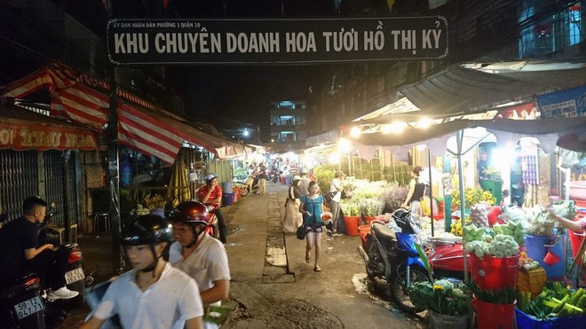 Nửa đêm, người Sài Gòn vẫn ùn ùn đi mua hoa đồng tiền giá gấp 3-4 lần bình thường để cúng thần tài - Ảnh 2.