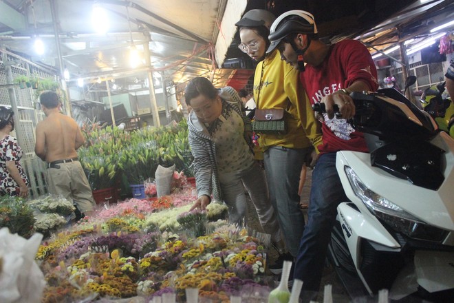 Nửa đêm, người Sài Gòn vẫn ùn ùn đi mua hoa đồng tiền giá gấp 3-4 lần bình thường để cúng thần tài - Ảnh 4.