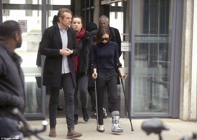 Victoria Beckham thả rông vòng 1, khập khiễng chống nạng trên phố vì bị rạn xương - Ảnh 3.