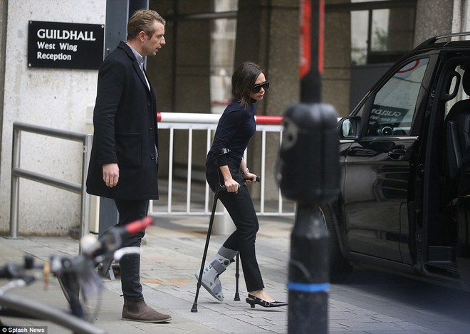 Victoria Beckham thả rông vòng 1, khập khiễng chống nạng trên phố vì bị rạn xương - Ảnh 4.