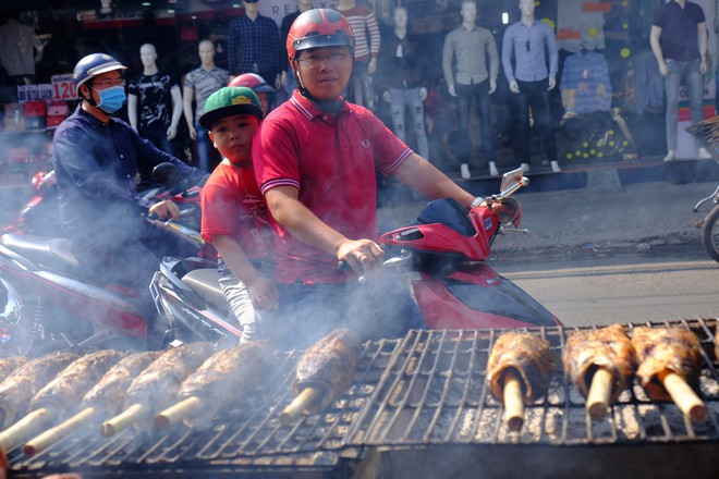 Hàng trăm người Sài Gòn rồng rắn mua cá lóc nướng cúng thần tài - Ảnh 3.