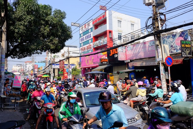 Hàng trăm người Sài Gòn rồng rắn mua cá lóc nướng cúng thần tài - Ảnh 4.