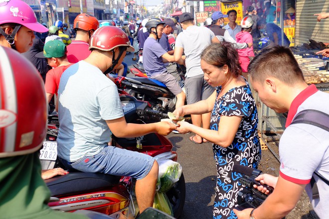 Hàng trăm người Sài Gòn rồng rắn mua cá lóc nướng cúng thần tài - Ảnh 11.