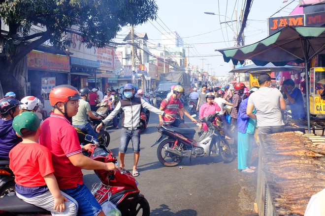 Hàng trăm người Sài Gòn rồng rắn mua cá lóc nướng cúng thần tài - Ảnh 5.