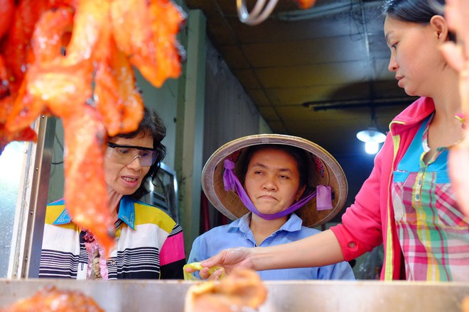 Bán cả ngàn con vịt quay, heo quay thu hàng chục triệu ngày vía Thần tài - Ảnh 11.