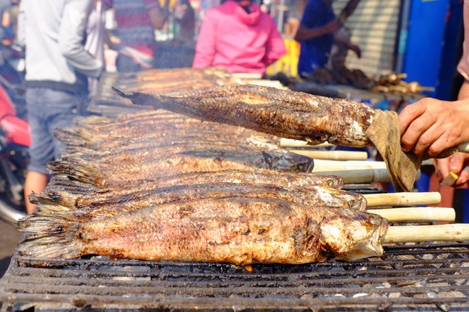 Hàng trăm người Sài Gòn rồng rắn mua cá lóc nướng cúng thần tài - Ảnh 9.