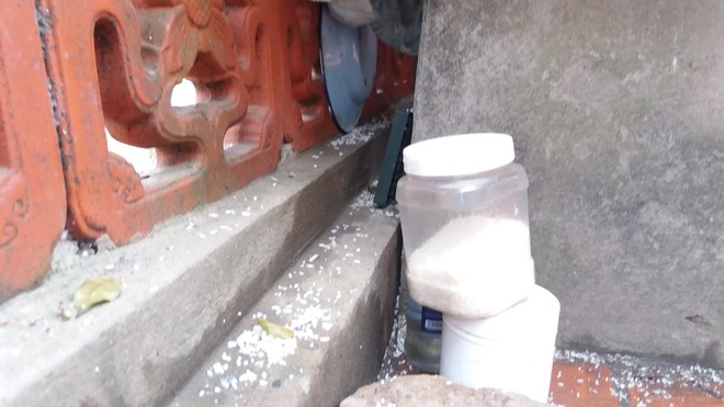 Hà Nội: Người dân vô tư rắc muối, gạo ngay trước biển cấm ở đền Và - Ảnh 13. Hà Nội: Người dân vô tư rắc muối, gạo ngay trước biển cấm ở đền Và - Ảnh 13.