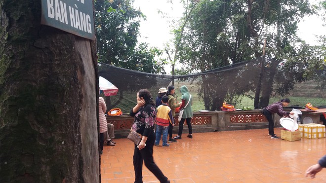 Hà Nội: Người dân vô tư rắc muối, gạo ngay trước biển cấm ở đền Và - Ảnh 12. Hà Nội: Người dân vô tư rắc muối, gạo ngay trước biển cấm ở đền Và - Ảnh 12.