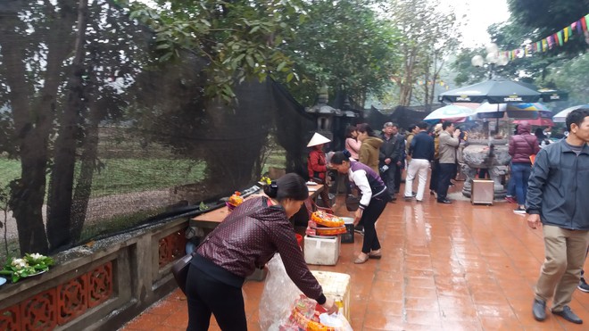 Hà Nội: Người dân vô tư rắc muối, gạo ngay trước biển cấm ở đền Và - Ảnh 14. Hà Nội: Người dân vô tư rắc muối, gạo ngay trước biển cấm ở đền Và - Ảnh 14.