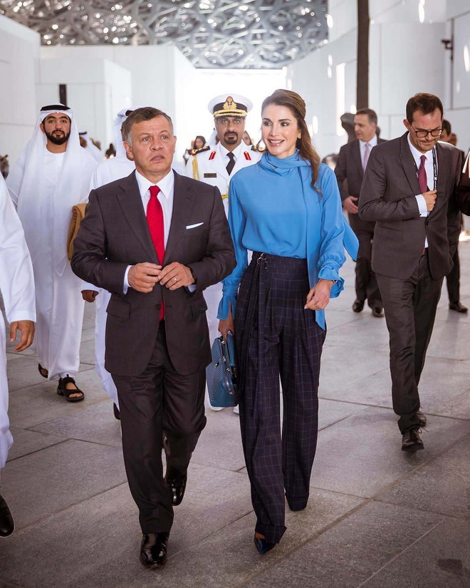 Ngoài Công nương Kate, còn có Hoàng hậu Rania của Vương quốc Jordan vừa xinh lại vừa mặc đẹp miễn chê - Ảnh 1.