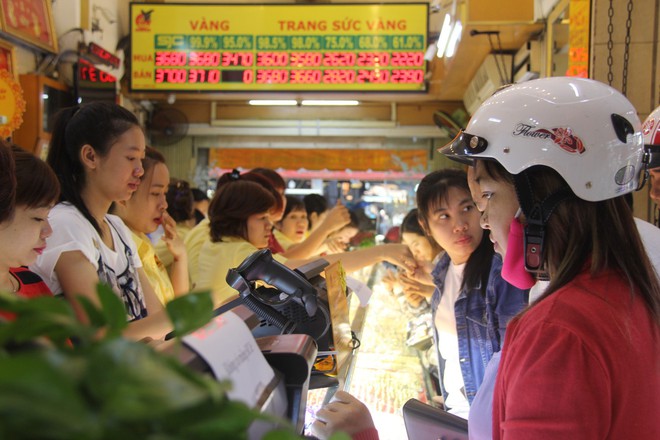 Đâu chỉ có chị em phụ nữ, cánh mày râu cũng chen chúc nhau xếp hàng đi mua vàng ngày vía Thần tài - Ảnh 4.