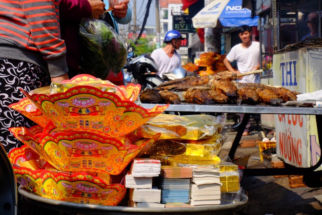 Hàng trăm người Sài Gòn rồng rắn mua cá lóc nướng cúng thần tài - Ảnh 13.