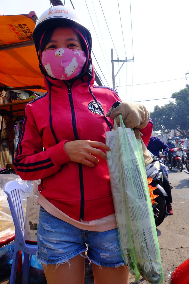 Hàng trăm người Sài Gòn rồng rắn mua cá lóc nướng cúng thần tài - Ảnh 10.
