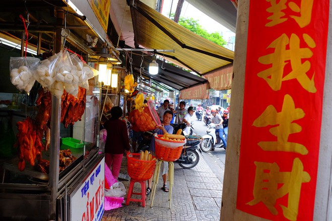 Bán cả ngàn con vịt quay, heo quay thu hàng chục triệu ngày vía Thần tài - Ảnh 8.