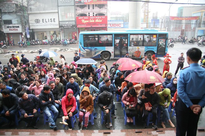 Hà Nội: Hàng trăm người đội mưa ngồi vỉa hè chờ mua vàng ngày Vía thần tài - Ảnh 3.