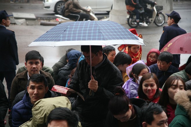 Hà Nội: Hàng trăm người đội mưa ngồi vỉa hè chờ mua vàng ngày Vía thần tài - Ảnh 4.