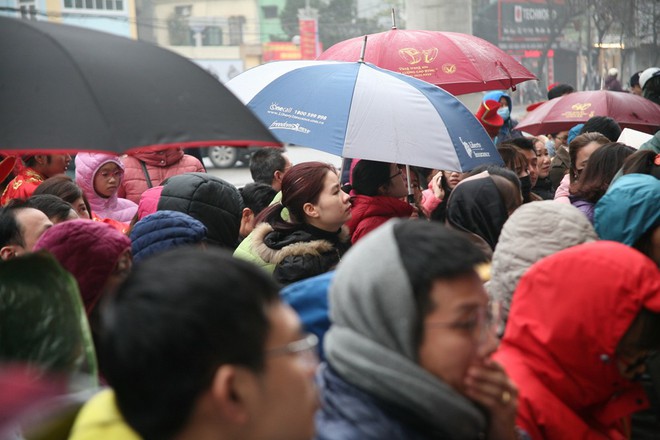 Hà Nội: Hàng trăm người đội mưa ngồi vỉa hè chờ mua vàng ngày Vía thần tài - Ảnh 5.