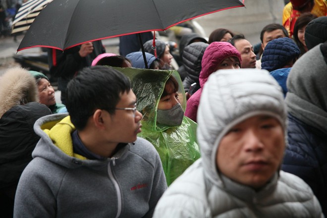 Hà Nội: Hàng trăm người đội mưa ngồi vỉa hè chờ mua vàng ngày Vía thần tài - Ảnh 7.