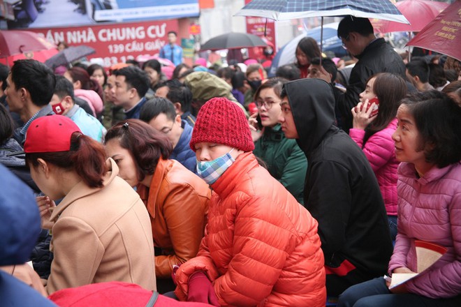 Hà Nội: Hàng trăm người đội mưa ngồi vỉa hè chờ mua vàng ngày Vía thần tài - Ảnh 8.