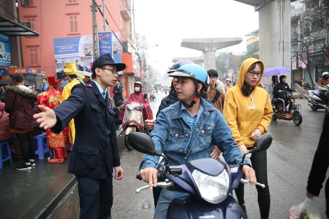 Hà Nội: Hàng trăm người đội mưa ngồi vỉa hè chờ mua vàng ngày Vía thần tài - Ảnh 15.