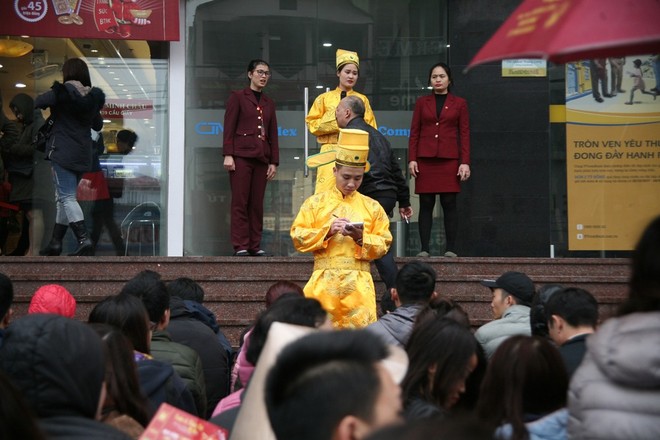 Hà Nội: Hàng trăm người đội mưa ngồi vỉa hè chờ mua vàng ngày Vía thần tài - Ảnh 10.