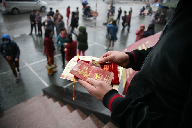 Hà Nội: Hàng trăm người đội mưa ngồi vỉa hè chờ mua vàng ngày Vía thần tài - Ảnh 22.