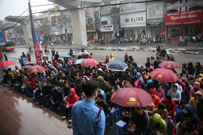 Hà Nội: Hàng trăm người đội mưa ngồi vỉa hè chờ mua vàng ngày Vía thần tài - Ảnh 13.