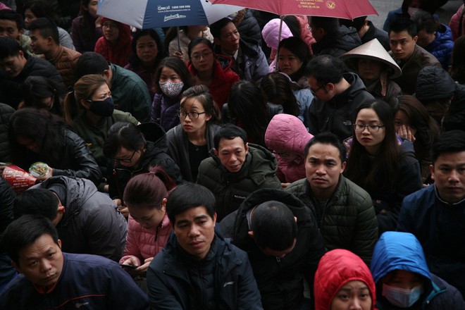 Hà Nội: Hàng trăm người đội mưa ngồi vỉa hè chờ mua vàng ngày Vía thần tài - Ảnh 14.