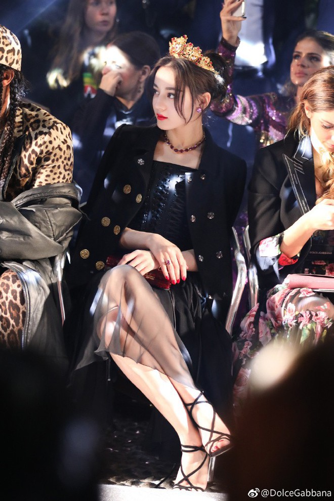 Địch Lệ Nhiệt Ba hóa công chúa sang chảnh, cùng Vương Tuấn Khải ngồi ghế đầu dự show Dolce & Gabbana - Ảnh 3.