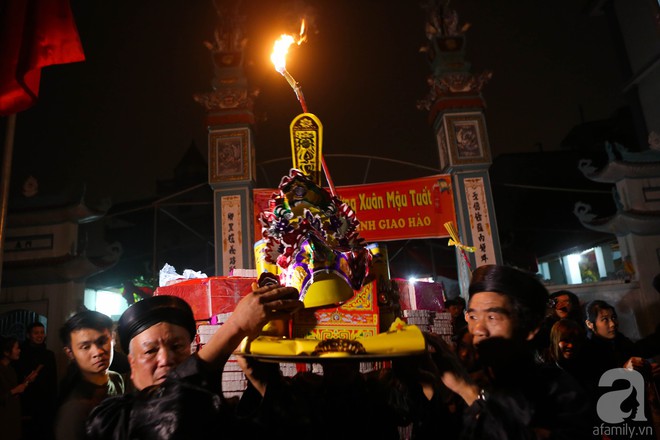 Hà Nội: Hàng trăm người dân xin lửa về nhà trong hội lấy đỏ đầu năm - Ảnh 4.