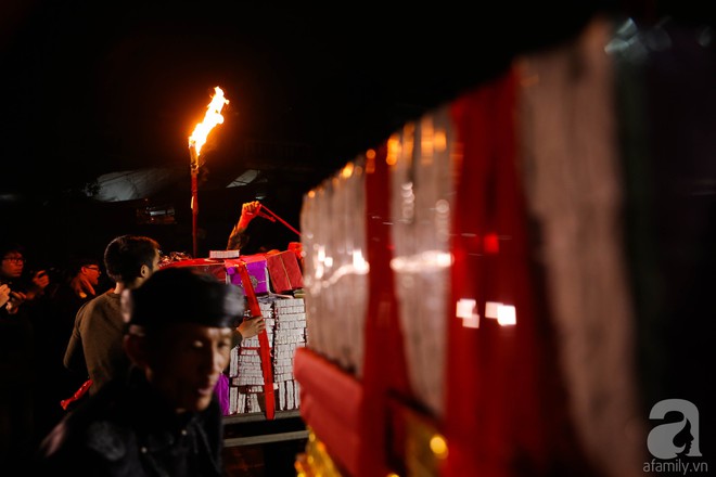 Hà Nội: Hàng trăm người dân xin lửa về nhà trong hội lấy đỏ đầu năm - Ảnh 5.