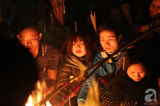 Hà Nội: Hàng trăm người dân xin lửa về nhà trong hội lấy đỏ đầu năm - Ảnh 7.