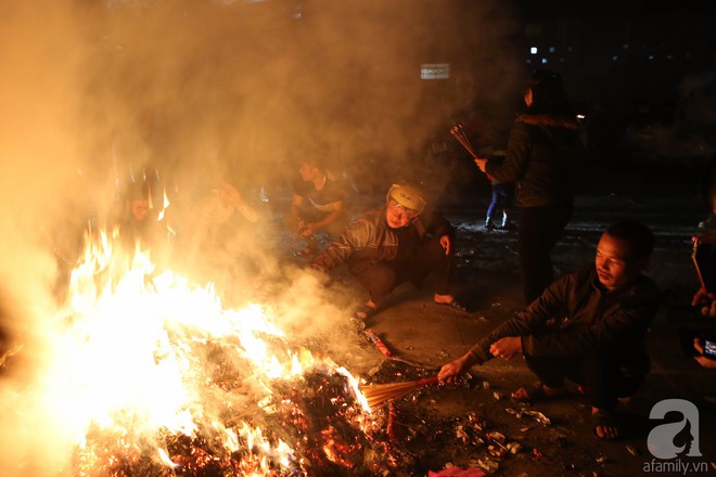 Hà Nội: Hàng trăm người dân xin lửa về nhà trong hội lấy đỏ đầu năm - Ảnh 10.