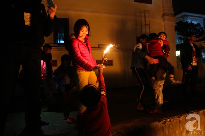 Hà Nội: Hàng trăm người dân xin lửa về nhà trong hội lấy đỏ đầu năm - Ảnh 17.
