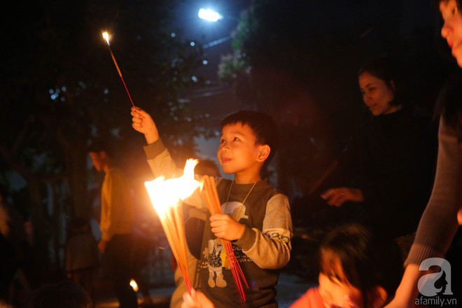 Hà Nội: Hàng trăm người dân xin lửa về nhà trong hội lấy đỏ đầu năm - Ảnh 15.
