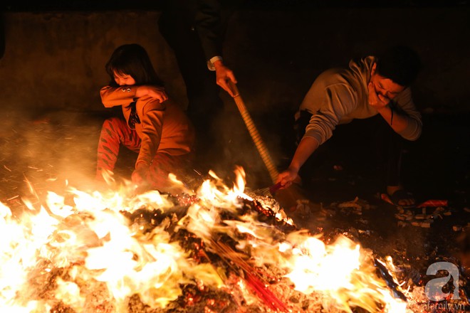 Hà Nội: Hàng trăm người dân xin lửa về nhà trong hội lấy đỏ đầu năm - Ảnh 9.
