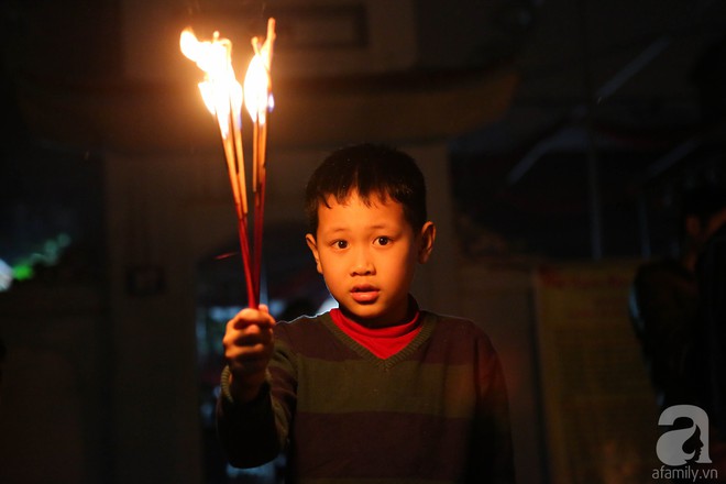 Hà Nội: Hàng trăm người dân xin lửa về nhà trong hội lấy đỏ đầu năm - Ảnh 14.