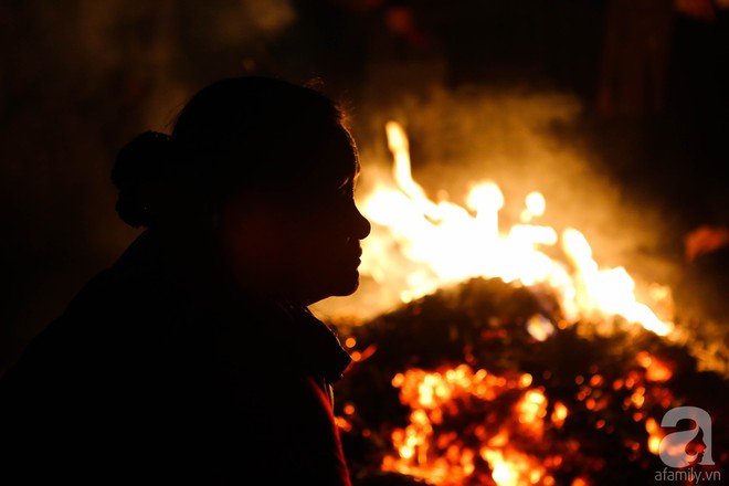 Hà Nội: Hàng trăm người dân xin lửa về nhà trong hội lấy đỏ đầu năm - Ảnh 19.