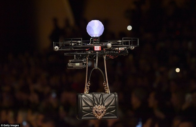 Chẳng thèm dùng người mẫu, Dolce&Gabbana chơi trội khi sử dụng cả dàn drone xịn sò để mở màn show diễn - Ảnh 2.