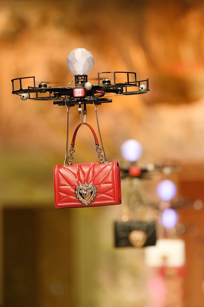 Chẳng thèm dùng người mẫu, Dolce&Gabbana chơi trội khi sử dụng cả dàn drone xịn sò để mở màn show diễn - Ảnh 3.