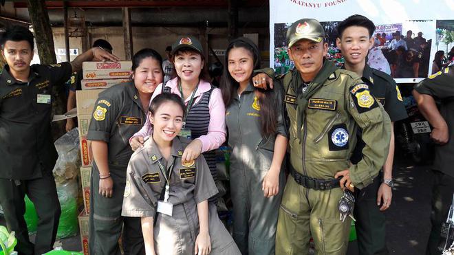 Cứu gi&uacute;p nạn nh&acirc;n hỏa hoạn, t&igrave;nh nguyện vi&ecirc;n xinh đẹp vẫn bị n&eacute;m đ&aacute;, phải l&ecirc;n tiếng xin lỗi chỉ v&igrave; một l&yacute; do &iacute;t ai ngờ - Ảnh 4.