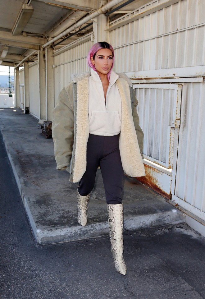 Sau lần e ấp trong chiếc váy bồng xòe, Kim Kardashian đổi luôn kiểu tóc mới màu hồng kẹo ngọt - Ảnh 2.
