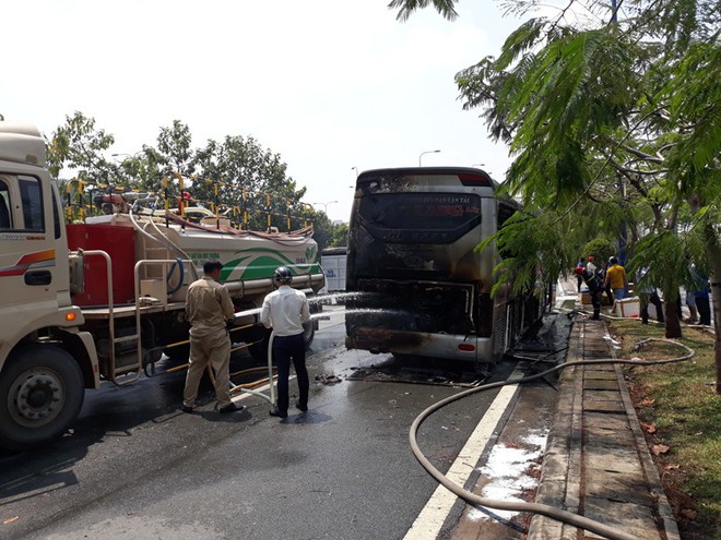 TP.HCM: Đang đi đột nhiên bốc cháy, hơn 10 hành khách hoảng hốt xô cửa xe khách tháo chạy - Ảnh 2.