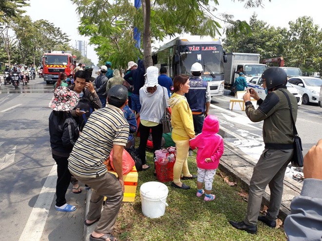 TP.HCM: Đang đi đột nhiên bốc cháy, hơn 10 hành khách hoảng hốt xô cửa xe khách tháo chạy - Ảnh 3.